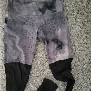 Alo goddess leggings in gray/black size small